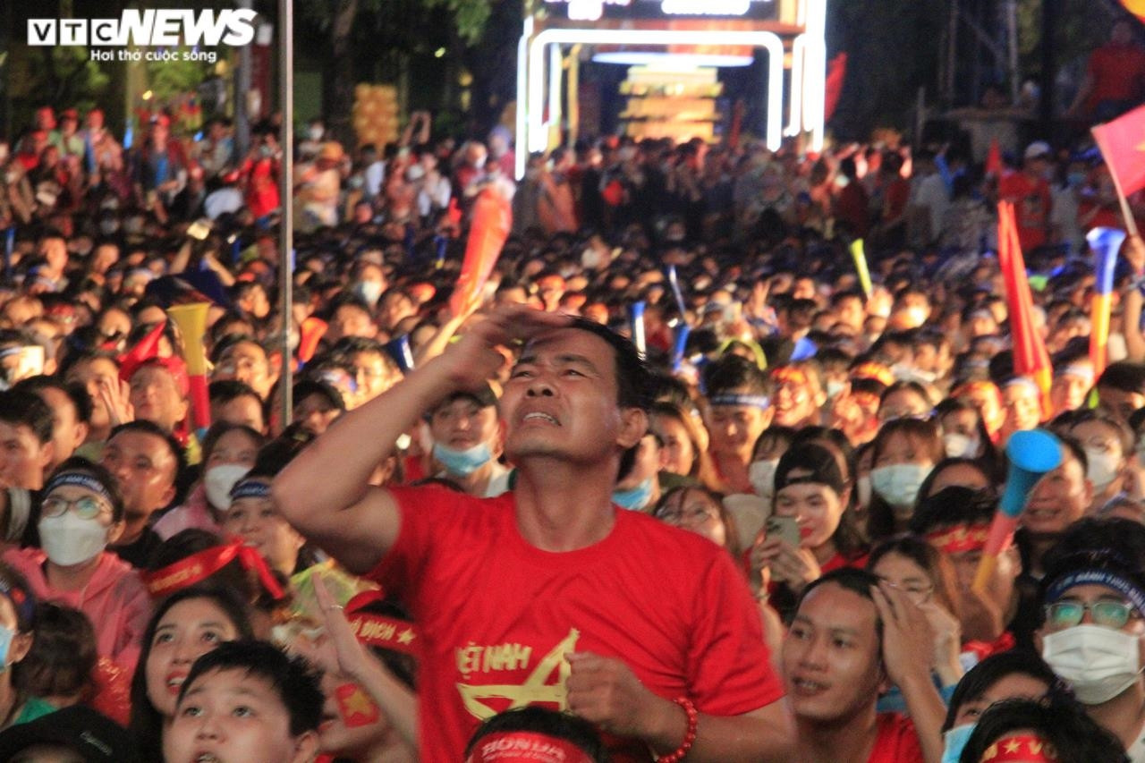 TP.HCM: Người hâm mộ phủ kín phố đi bộ Nguyễn Huệ cổ vũ đội tuyển U23 - 12