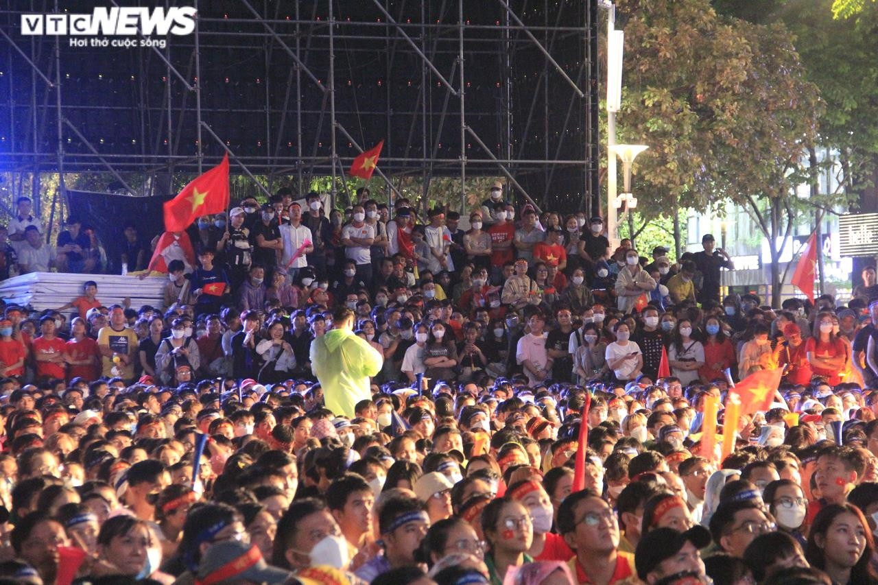 TP.HCM: Người hâm mộ phủ kín phố đi bộ Nguyễn Huệ cổ vũ đội tuyển U23 - 17