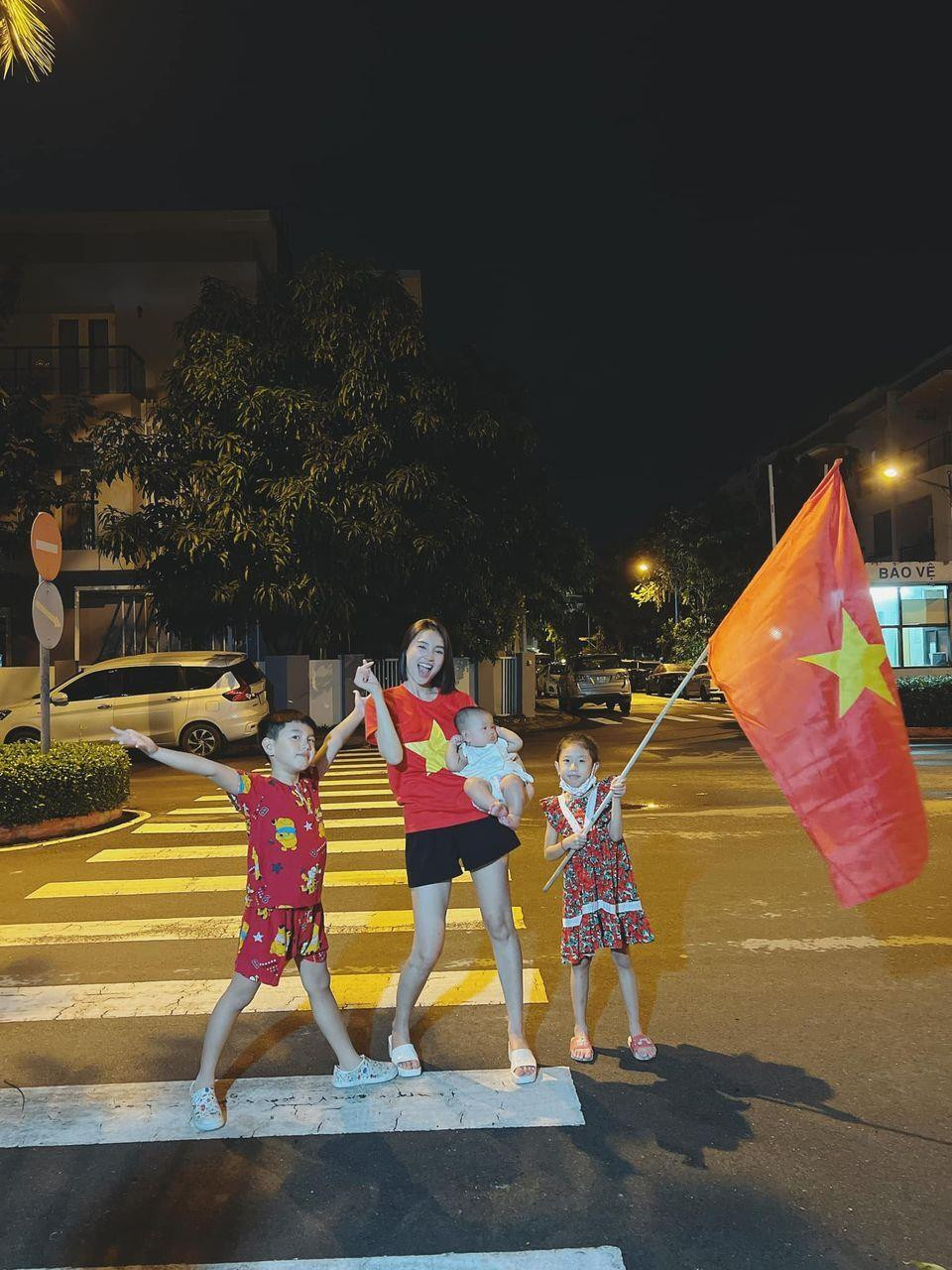 Hoa hậu Thuỳ Tiên cùng dàn sao đi bão ăn mừng U23 Việt Nam vô địch SEA Games 31 - 4