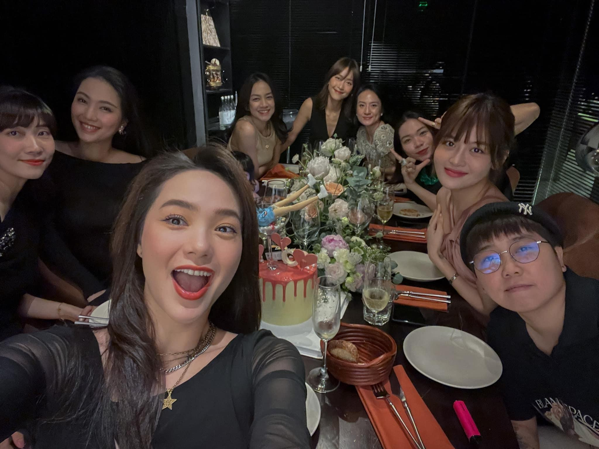 Sao Việt 22/5: Minh Hằng bất ngờ khi được tổ chức tiệc độc thân  - 2