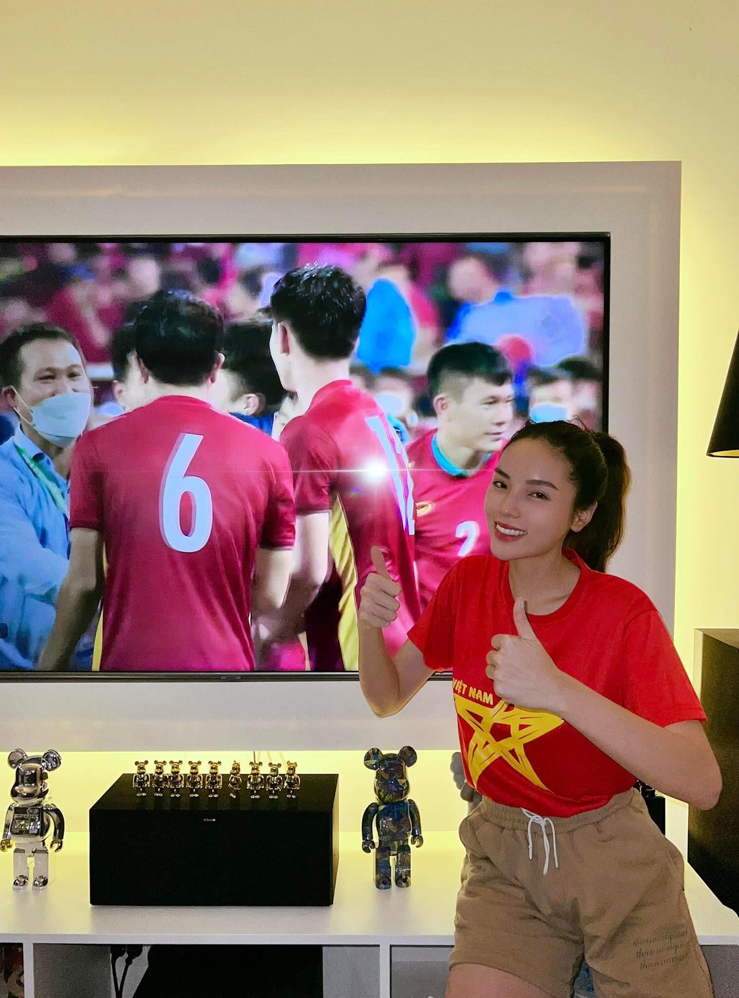Hoa hậu Thuỳ Tiên cùng dàn sao đi bão ăn mừng U23 Việt Nam vô địch SEA Games 31 - 5