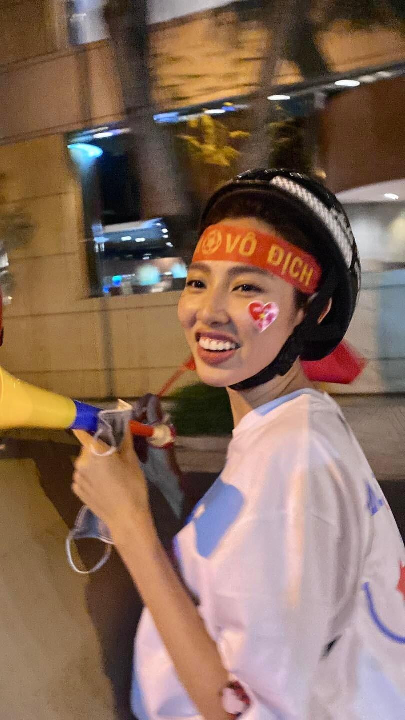Hoa hậu Thuỳ Tiên cùng dàn sao đi bão ăn mừng U23 Việt Nam vô địch SEA Games 31 - 2