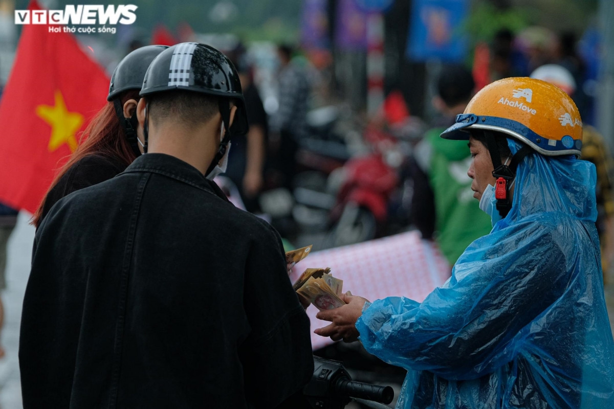 Theo ghi nhận của PV VTC News, thời tiết Hà Nội diễn biến xấu, trạng thái âm u kèm theo mưa rào xuất hiện nhiều nơi khiến cho cảnh người mua kẻ bán tấp nập không xuất hiện như dự báo trước đó.