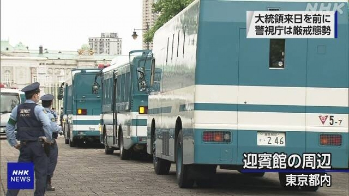 Cảnh sát Nhật Bản được bố trí dày đặc nhằm đảm bảo an ninh cho chuyến thăm của TT Mỹ (ảnh: NHK)