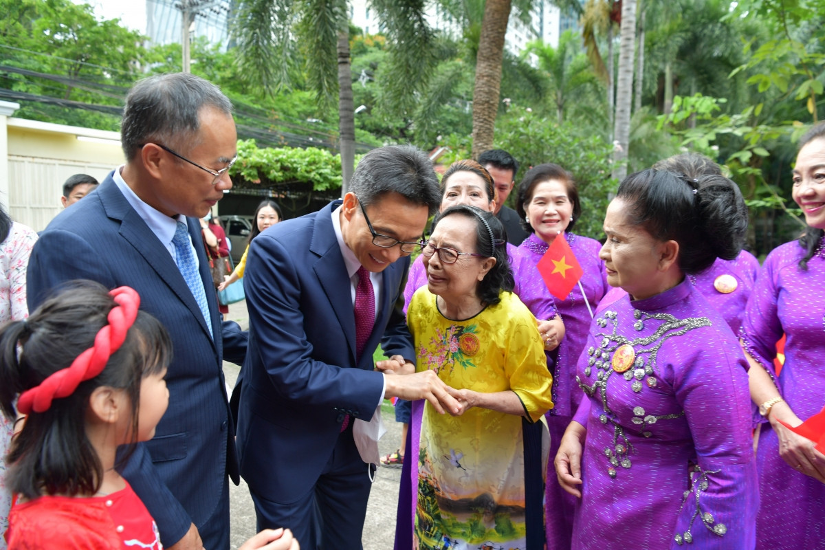 Kiều bào tại Thái Lan chào mừng Phó Thủ tướng Vũ Đức Đam và đoàn công tác.