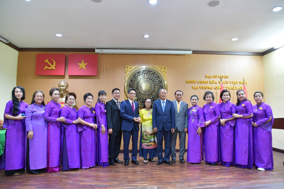 Phó Thủ tướng Vũ Đức Đam có buổi gặp gỡ, trò chuyện với CBNV Đại sứ quán, đại diện kiều bào, lưu học sinh Việt Nam tại Thái Lan.