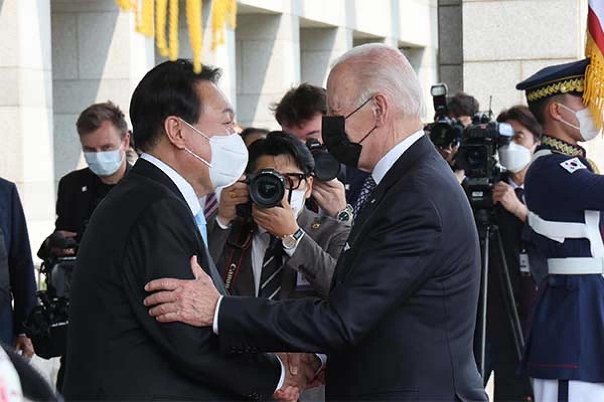 Tổng thống Hàn Quốc Yoon Suk-yeol (trái) và Tổng thống Mỹ Joe Biden. (Ảnh: YonhapNews)