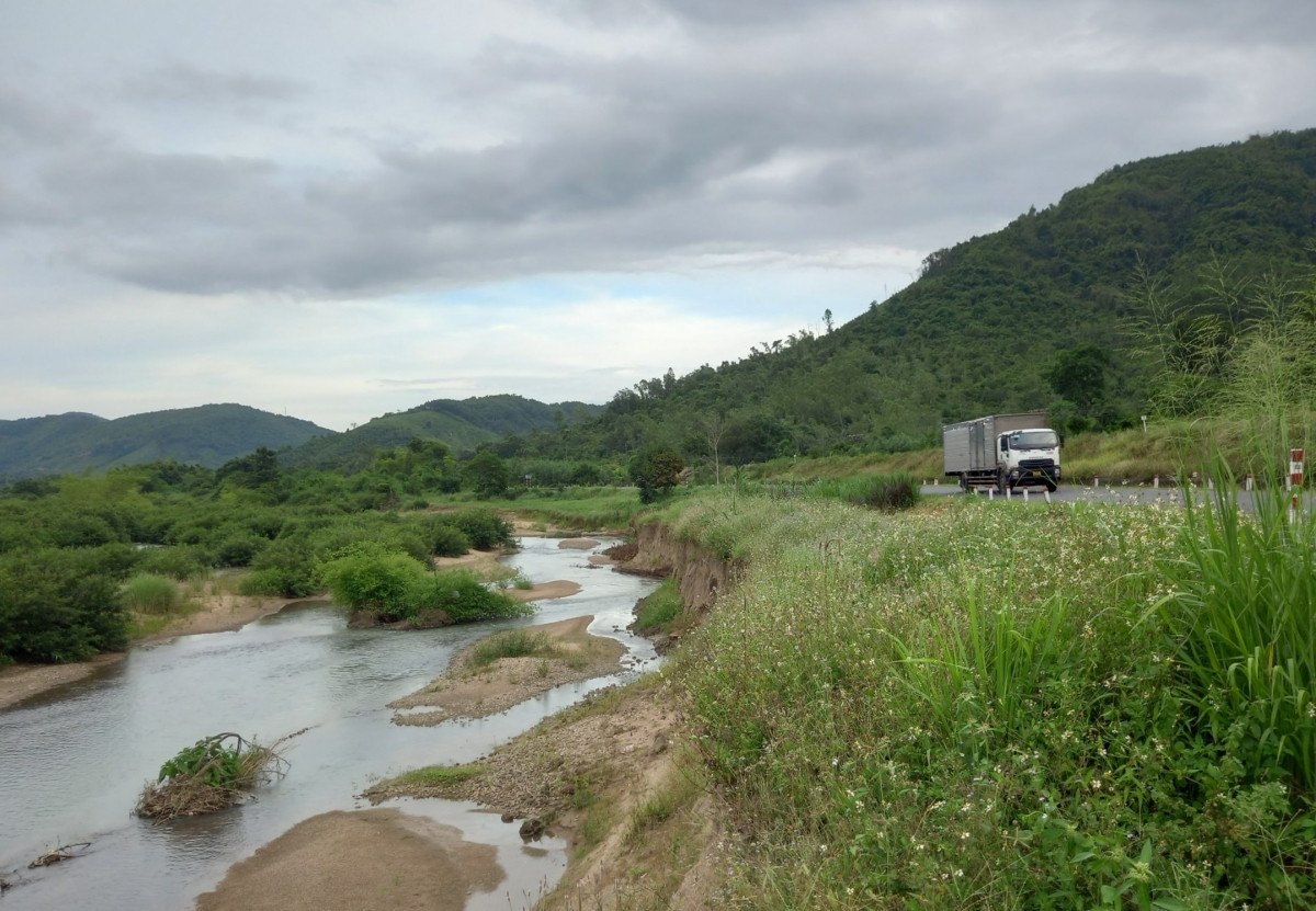 Quốc lộ 19 C đoạn qua huyện Đồng Xuân, tỉnh Phú Yên bị sông Cô uy hiếp, sạt lở.