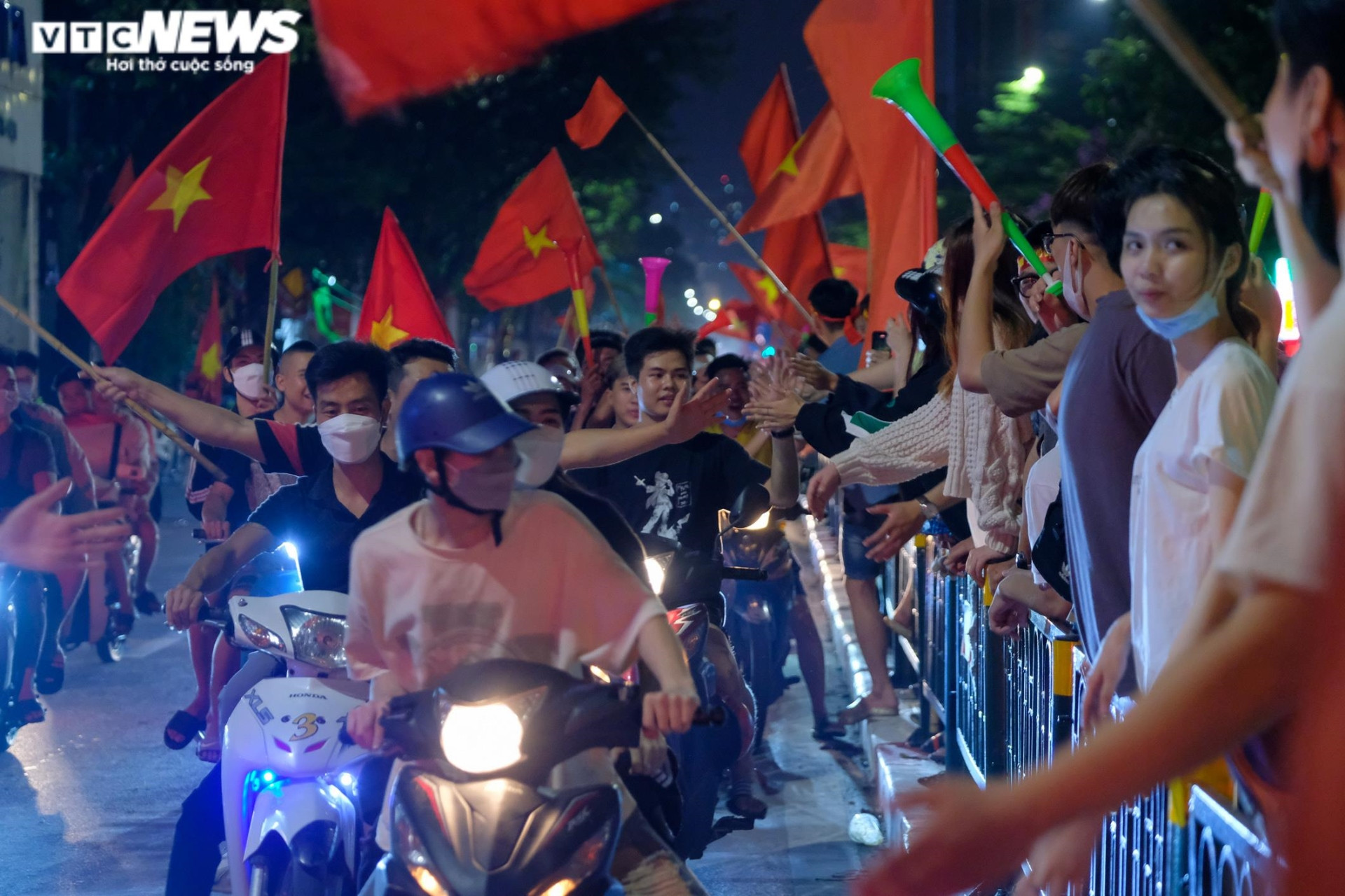 Nửa đêm, CĐV nhí vẫn theo bố mẹ xuống đường mừng U23 Việt Nam vô địch - 11