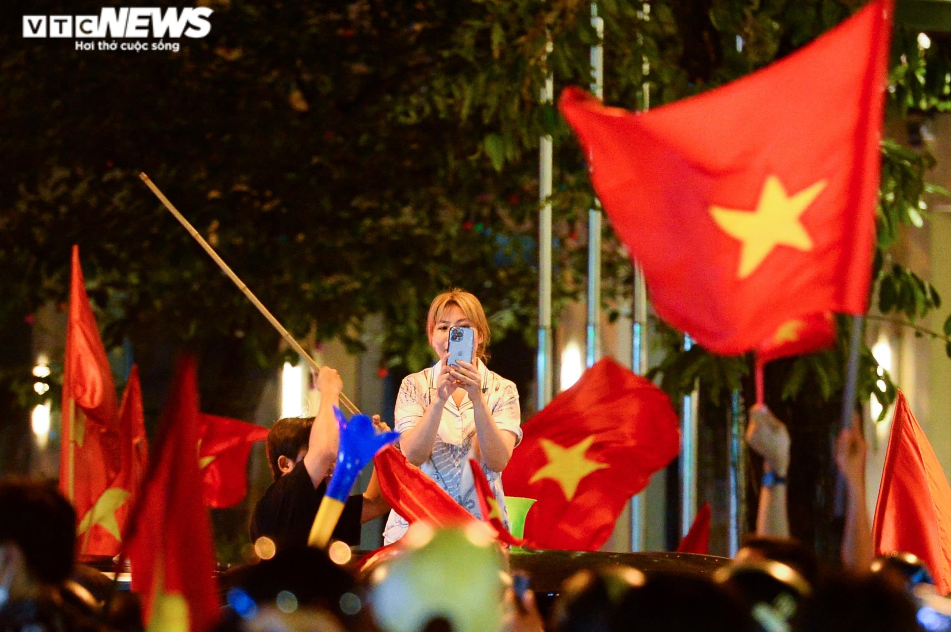 Nửa đêm, CĐV nhí vẫn theo bố mẹ xuống đường mừng U23 Việt Nam vô địch - 13