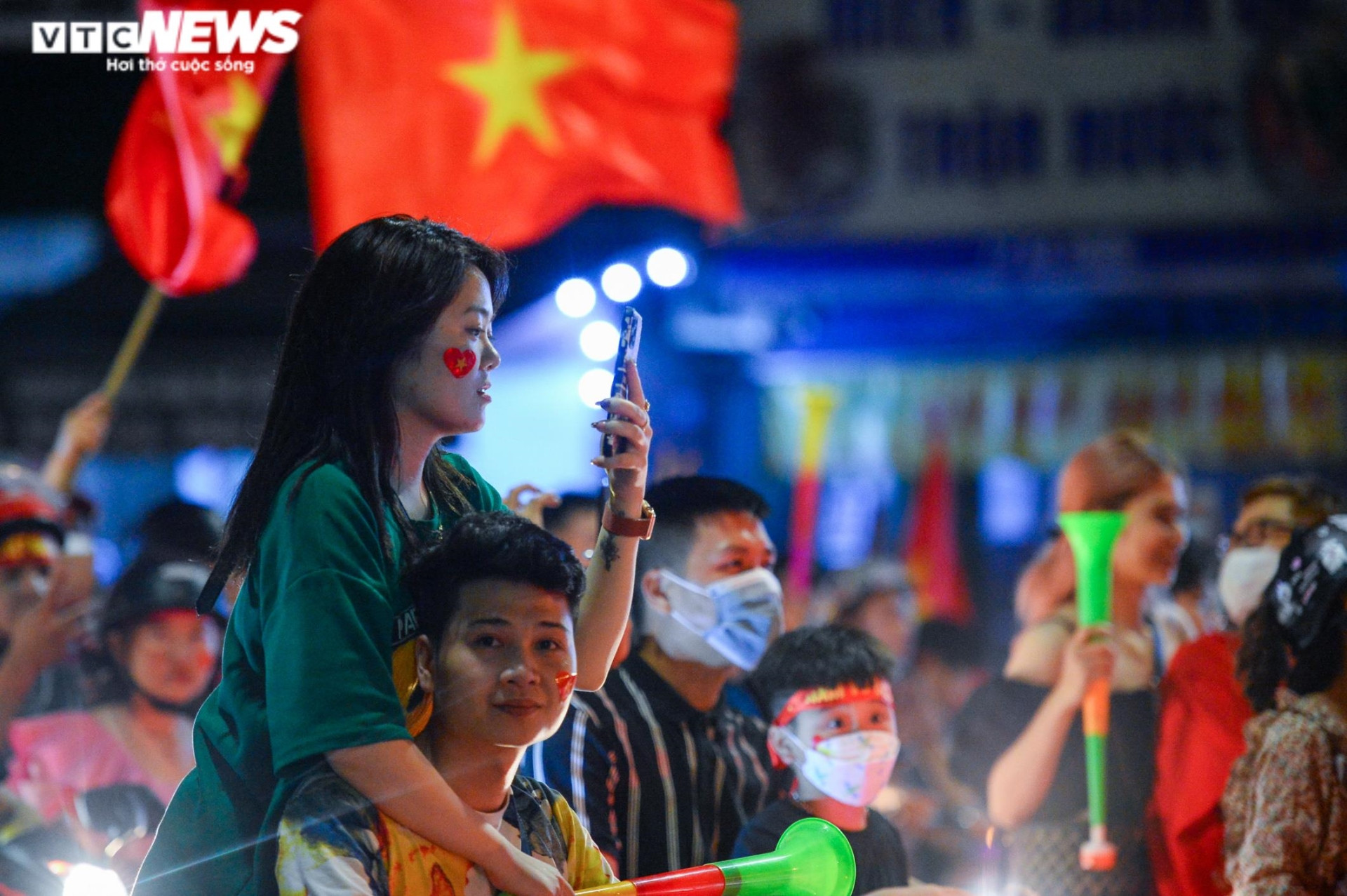 Nửa đêm, CĐV nhí vẫn theo bố mẹ xuống đường mừng U23 Việt Nam vô địch - 10