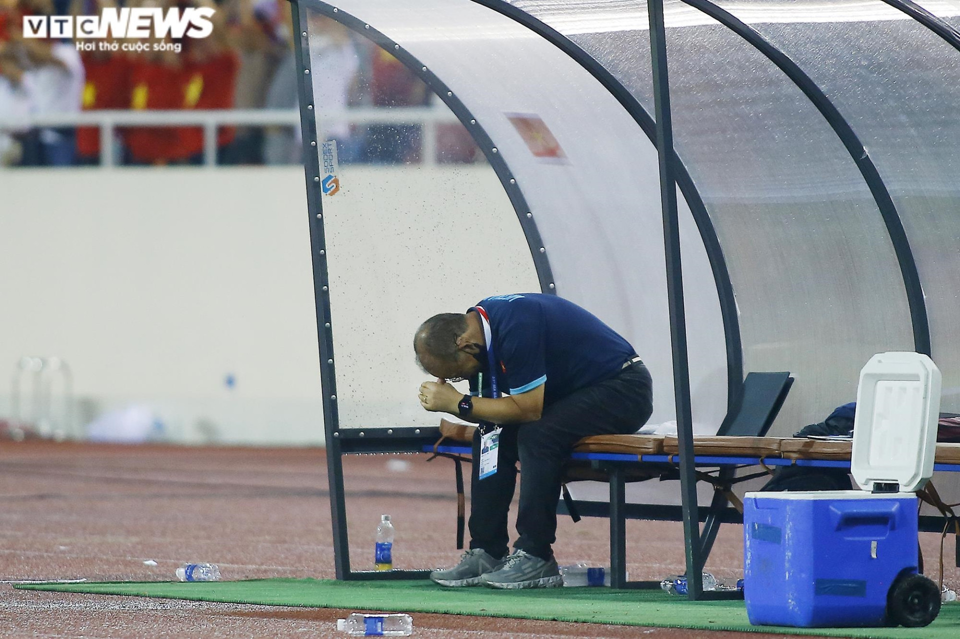 HLV Park Hang Seo lặng người phút chia tay U23 Việt Nam sau kỳ tích SEA Games - 1