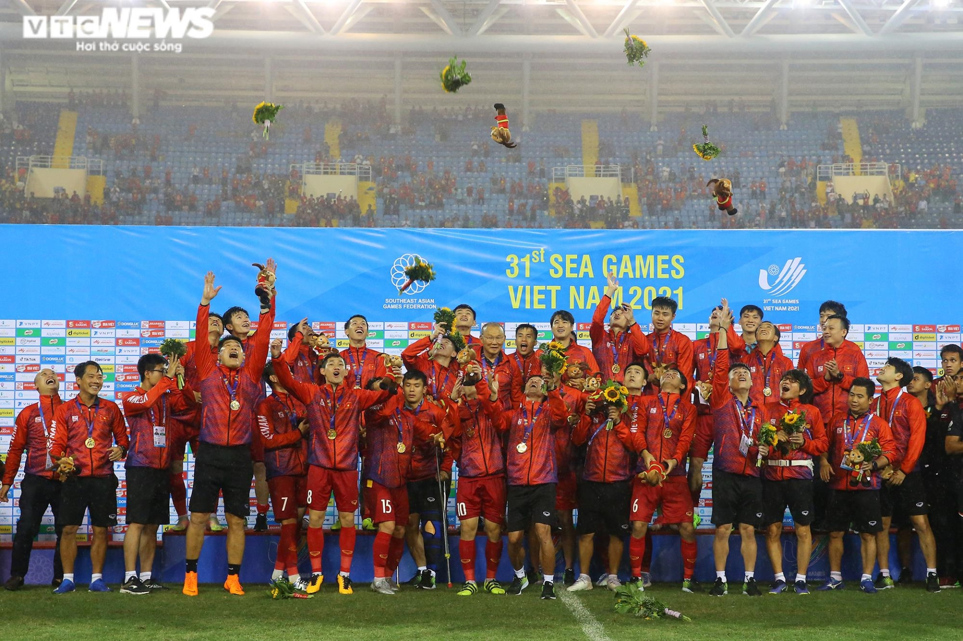 HLV Park Hang Seo lặng người phút chia tay U23 Việt Nam sau kỳ tích SEA Games - 15