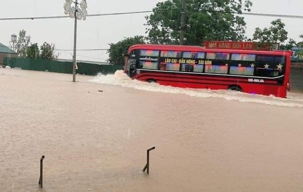 Ảnh: CSGT Vĩnh Phúc bì bõm lội nước đẩy xe giúp dân vượt qua điểm ngập - 11