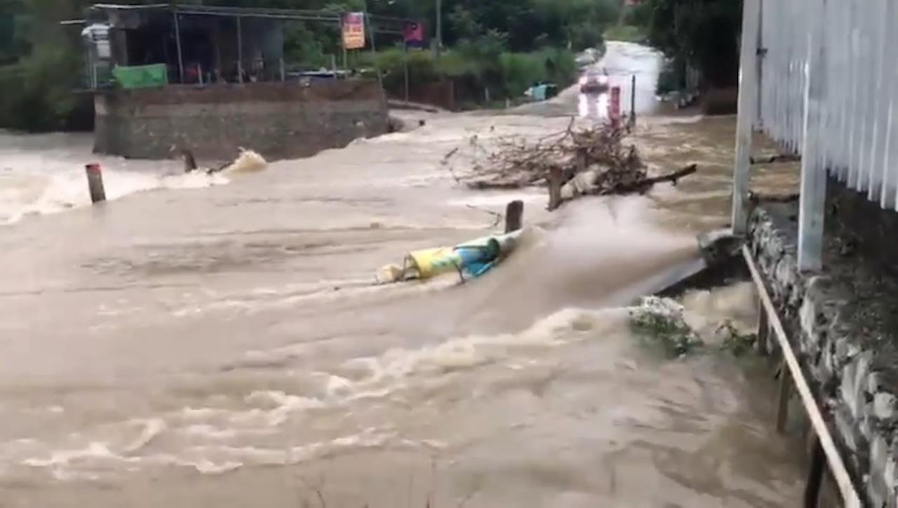 Ảnh: CSGT Vĩnh Phúc bì bõm lội nước đẩy xe giúp dân vượt qua điểm ngập - 13