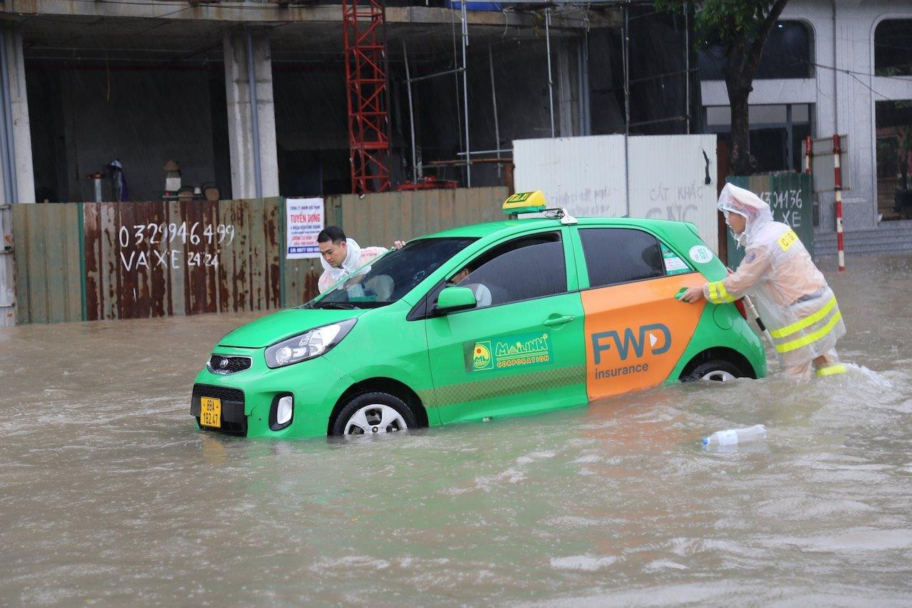 Ảnh: CSGT Vĩnh Phúc bì bõm lội nước đẩy xe giúp dân vượt qua điểm ngập - 1