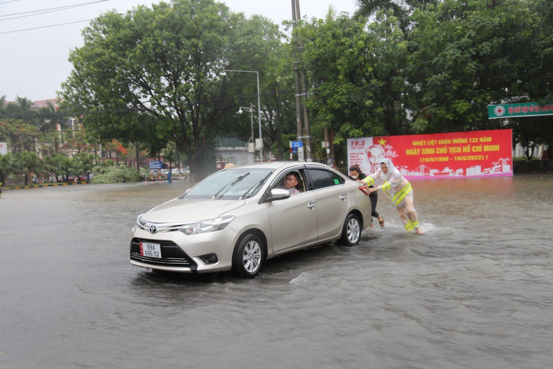 Ảnh: CSGT Vĩnh Phúc bì bõm lội nước đẩy xe giúp dân vượt qua điểm ngập - 3