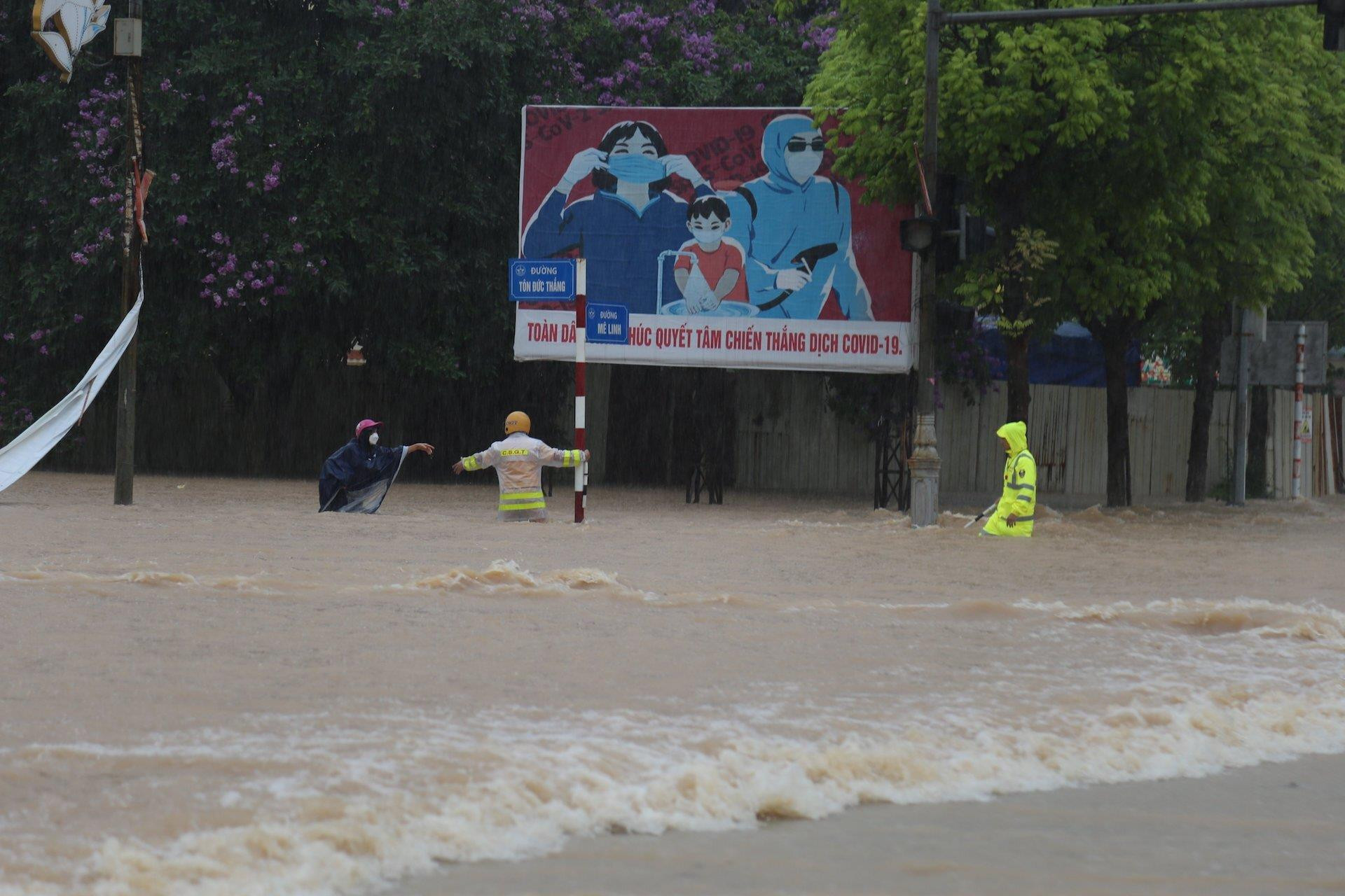 Ảnh: CSGT Vĩnh Phúc bì bõm lội nước đẩy xe giúp dân vượt qua điểm ngập - 2
