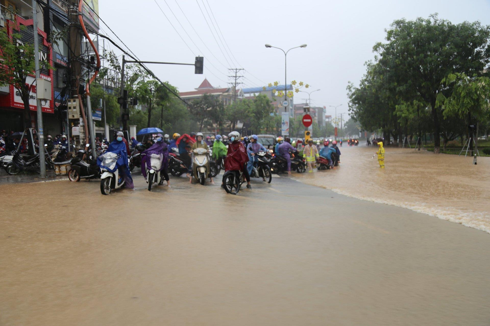 Ảnh: CSGT Vĩnh Phúc bì bõm lội nước đẩy xe giúp dân vượt qua điểm ngập - 4