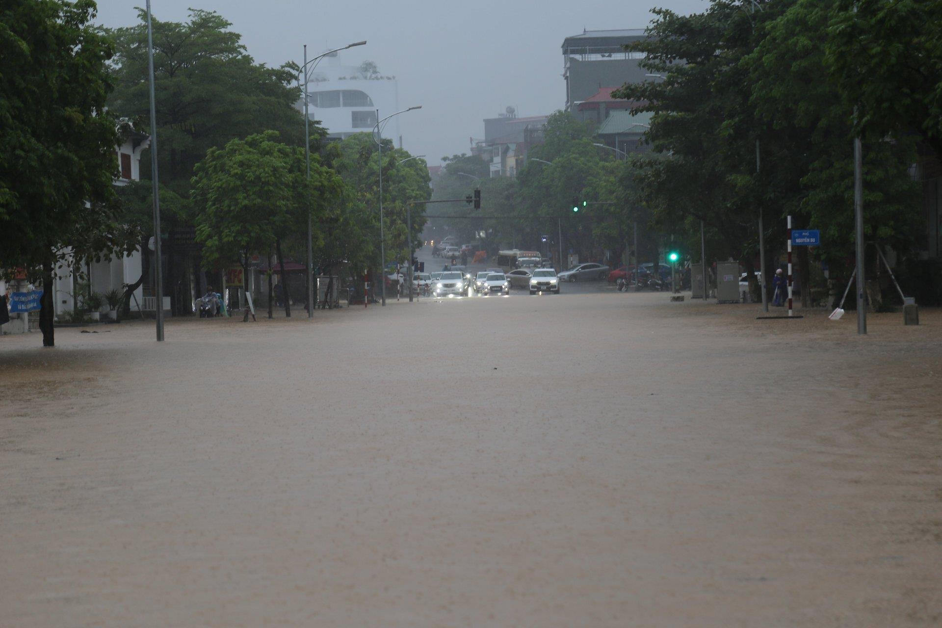Ảnh: CSGT Vĩnh Phúc bì bõm lội nước đẩy xe giúp dân vượt qua điểm ngập - 5