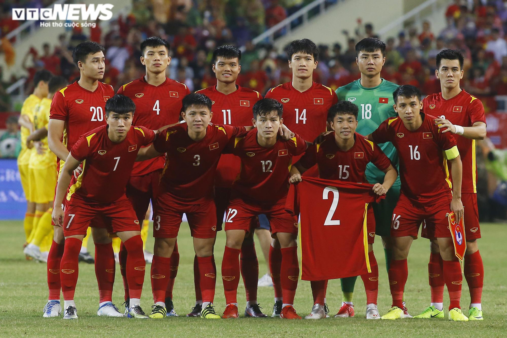 Lê Văn Xuân vứt nạng ôm đồng đội mừng U23 Việt Nam vô địch - 1