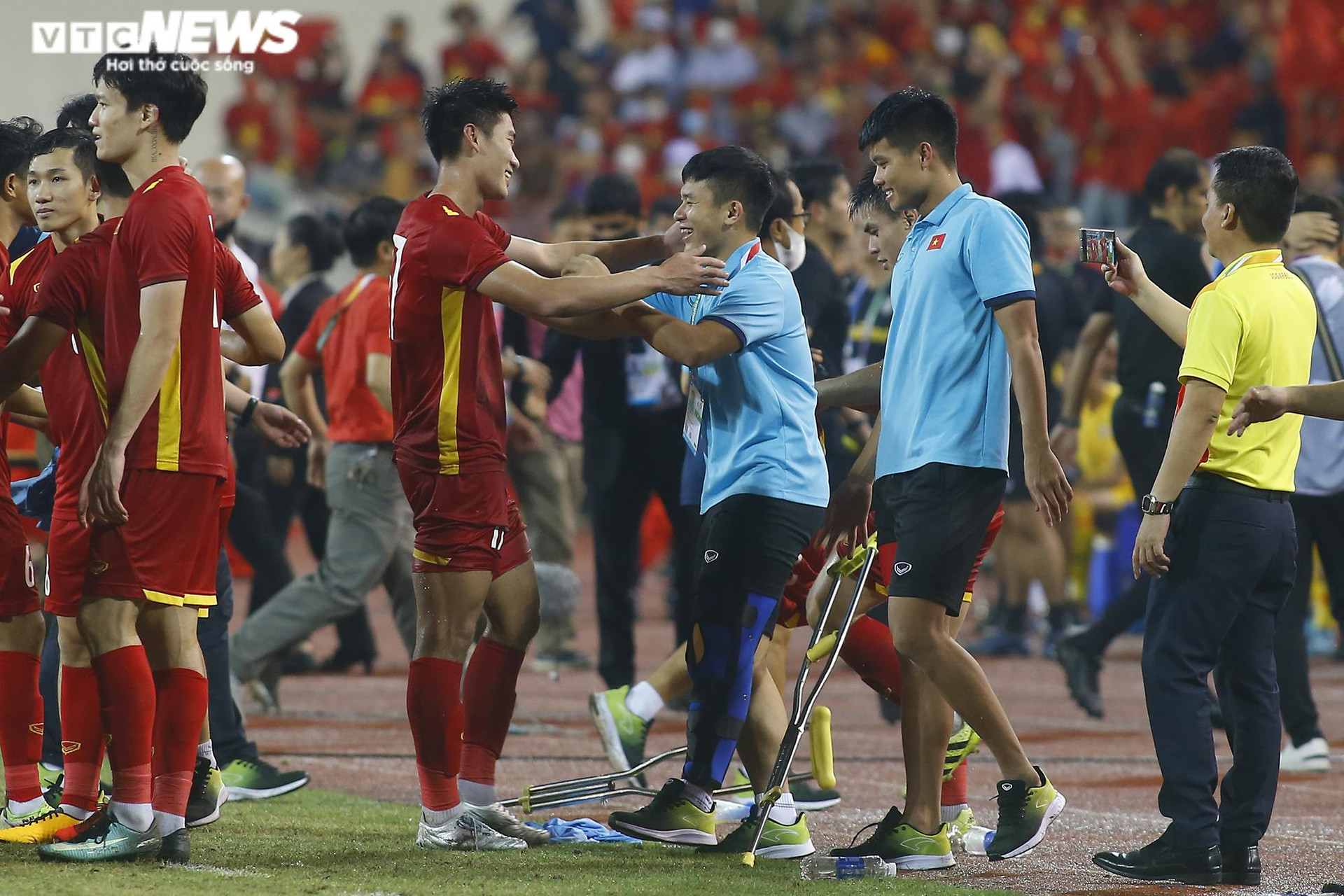 Lê Văn Xuân vứt nạng ôm đồng đội mừng U23 Việt Nam vô địch - 4