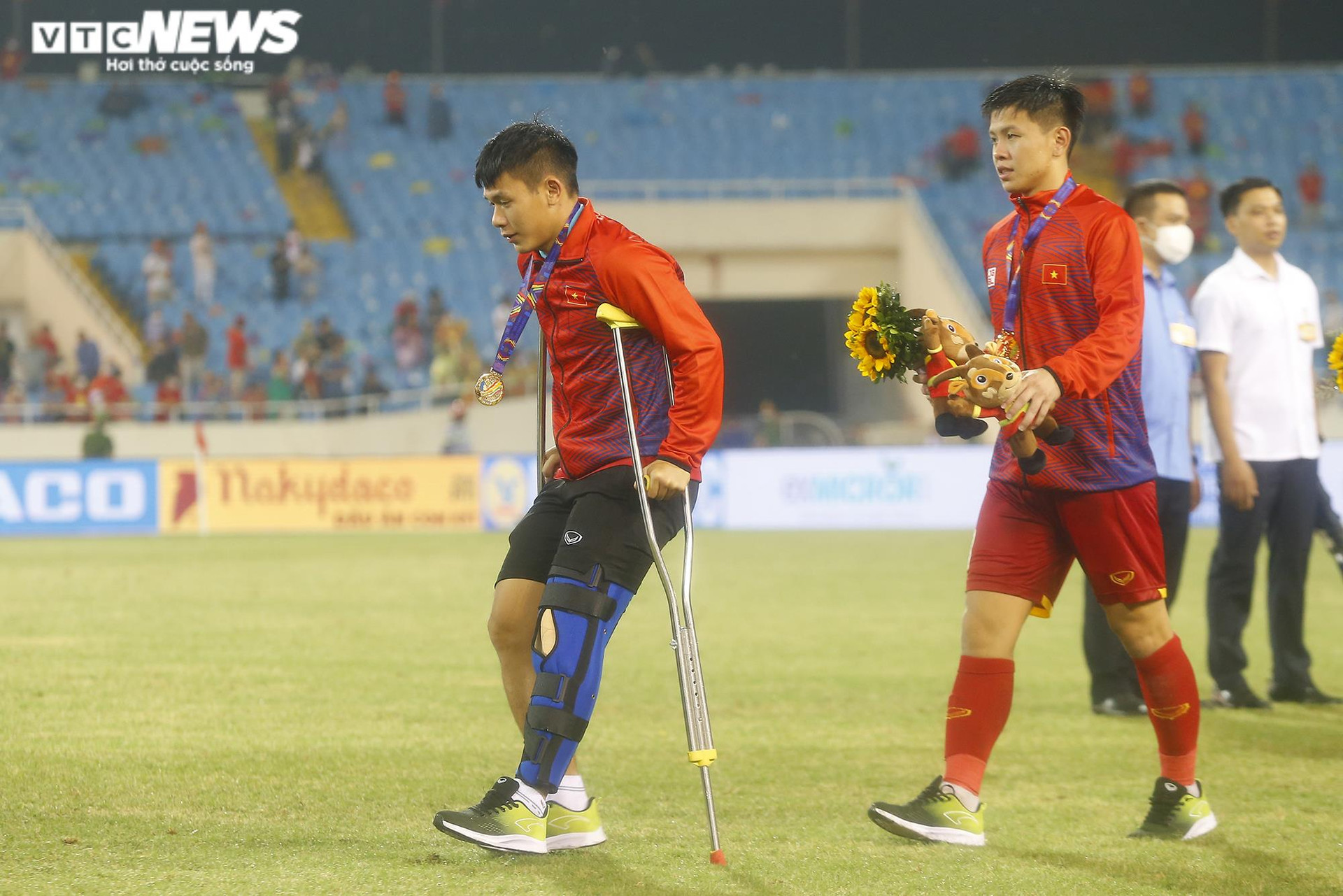 Lê Văn Xuân vứt nạng ôm đồng đội mừng U23 Việt Nam vô địch - 5