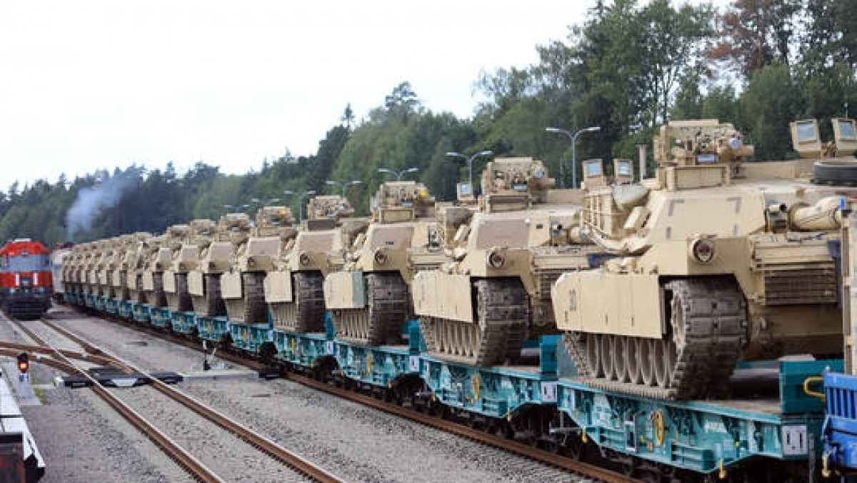 Các xe tăng Abrams của Mỹ ở Litva. Ảnh: AFP