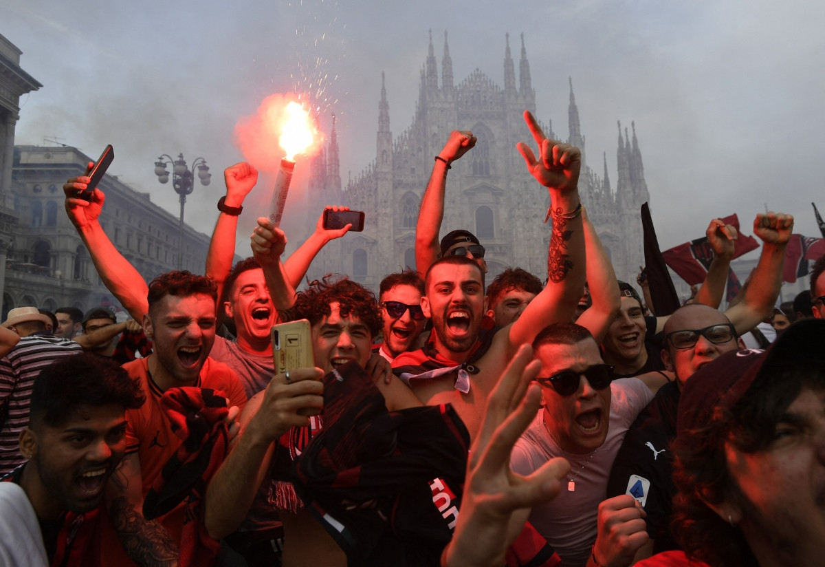 Các CĐV AC Milan đổ ra đường ăn mừng. 