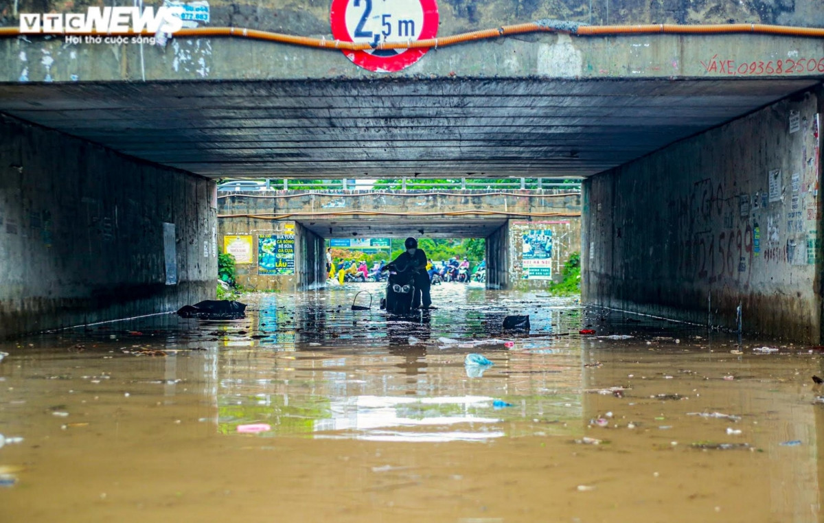 Một số hầm chui dân sinh qua Đại lộ Thăng Long hóa thành sông, nhiều xe chết máy khi đi ngang qua đây.
