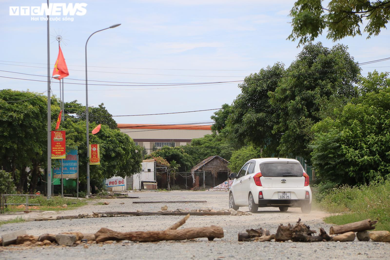 Hà Tĩnh: Dân dùng gạch đá, cây cối chắn ngang con đường thi công dang dở - 2