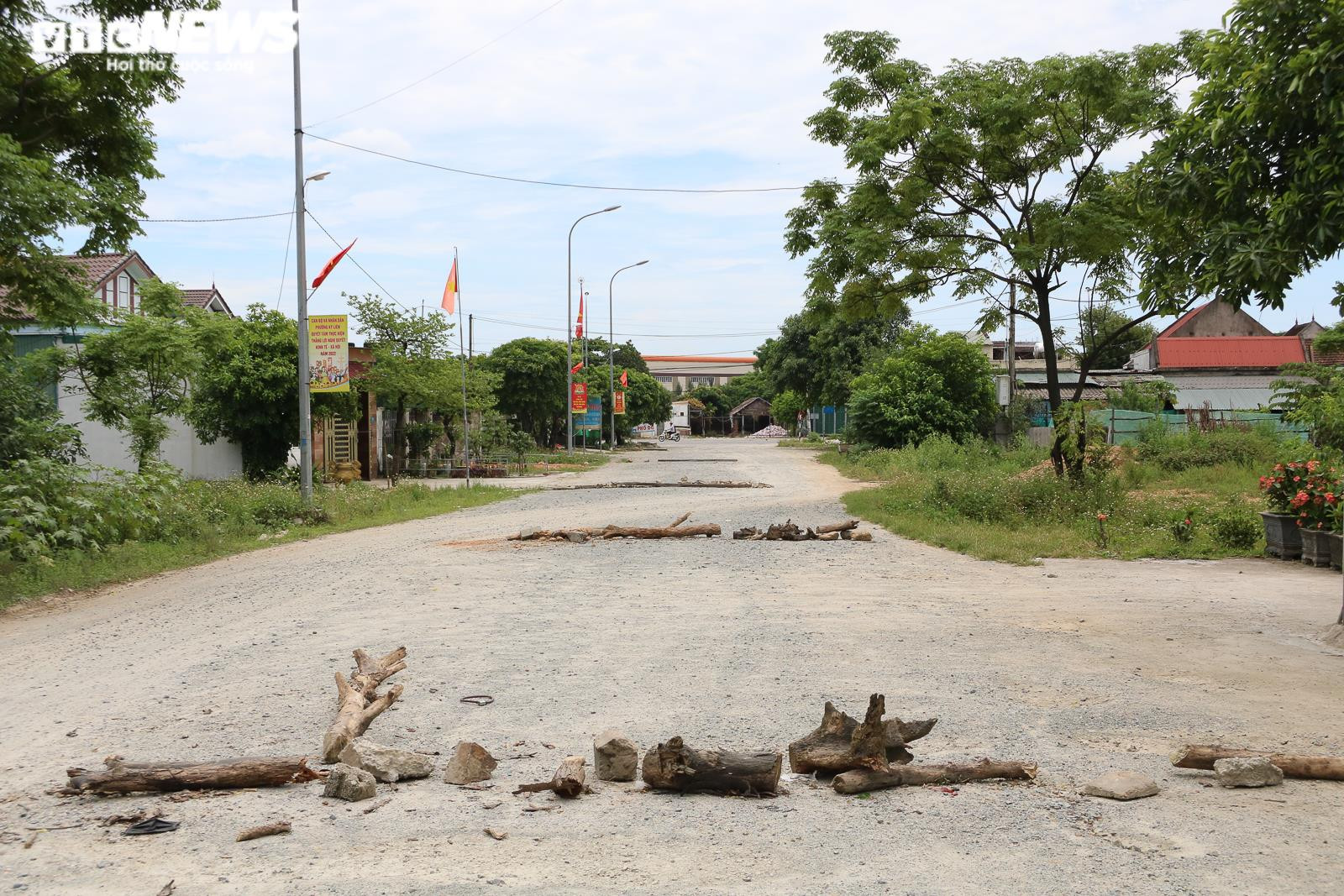 Hà Tĩnh: Dân dùng gạch đá, cây cối chắn ngang con đường thi công dang dở - 3