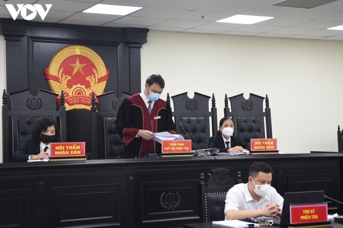 Hội đồng xét xử tiến hành tuyên án (Ảnh: Trọng Phú)