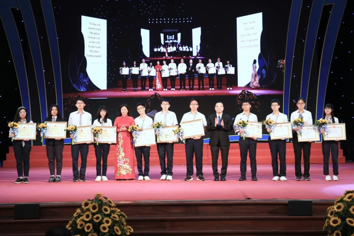 Phó Bí thư Thường trực Thành ủy TP Nguyễn Thị Tuyến và Chủ tịch UBND TP Chu Ngọc Anh trao thưởng cho những học sinh đạt thành tích xuất sắc.