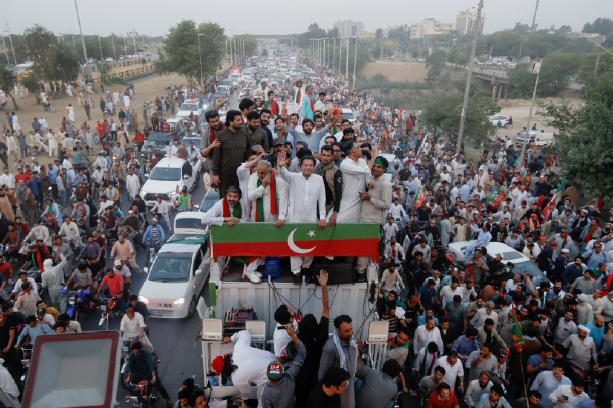 Cựu Thủ tướng Pakistan Imran Khan dẫn đầu đoàn người biểu tình ủng hộ tiến vào thủ đô Islamabad sáng 26/5. (Ảnh: Reuters)