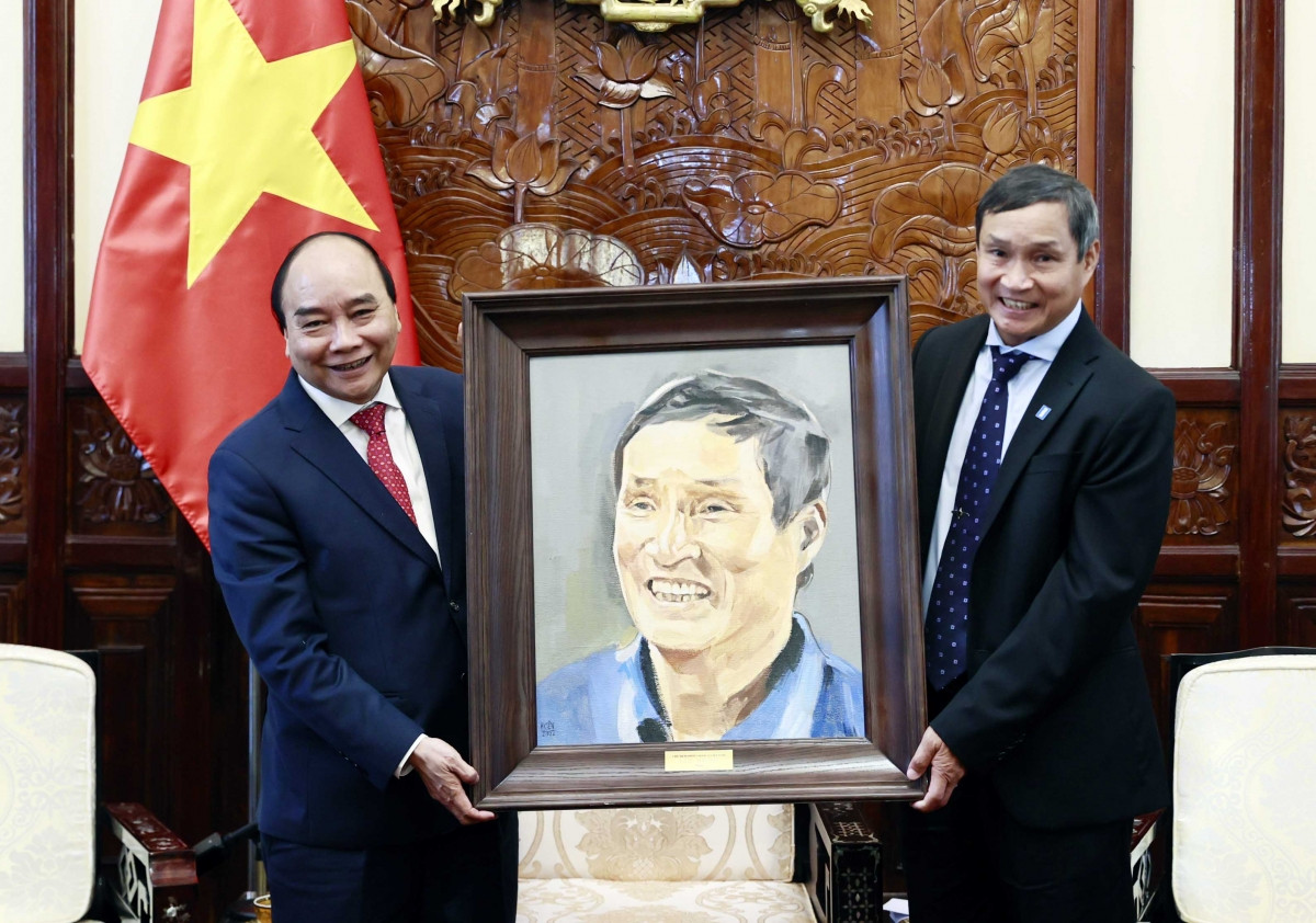 Chủ tịch nước Nguyễn Xuân Phúc tặng bức tranh lưu niệm cho Huấn luyện viên Mai Đức Chung.