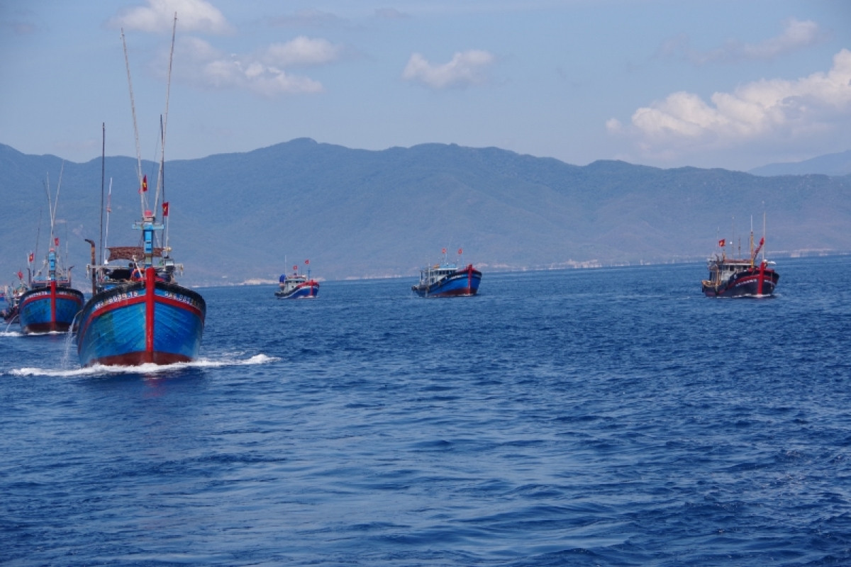 Hình ảnh những tàu cá với lá cờ đỏ sao vàng tung bay là những cột mốc sống, khẳng định chủ quyền biển, đảo thiêng liêng và bất khả xâm phạm của Tổ quốc.