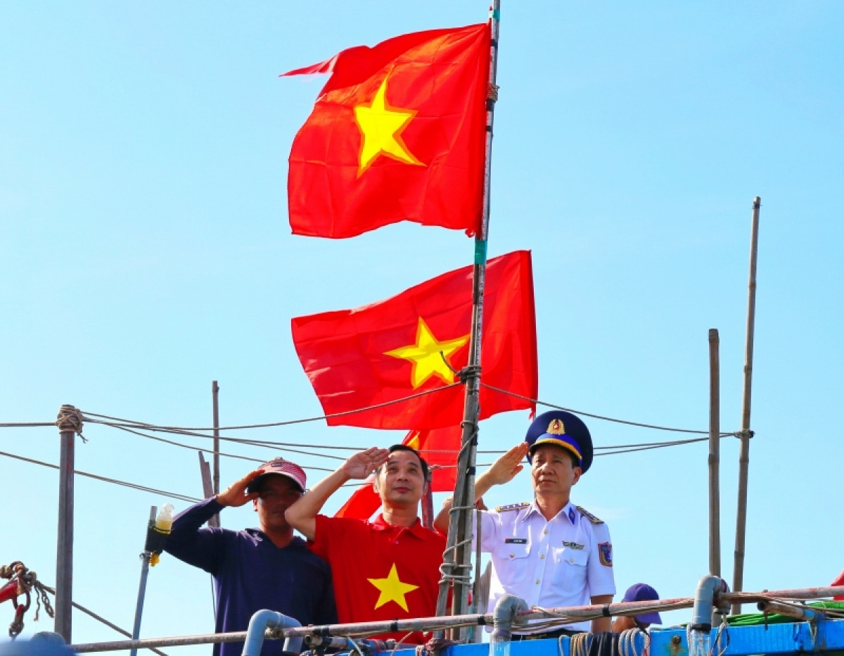 Cờ Tổ quốc kiêu hãnh tung bay trên các tàu cá ngư dân miền Trung.