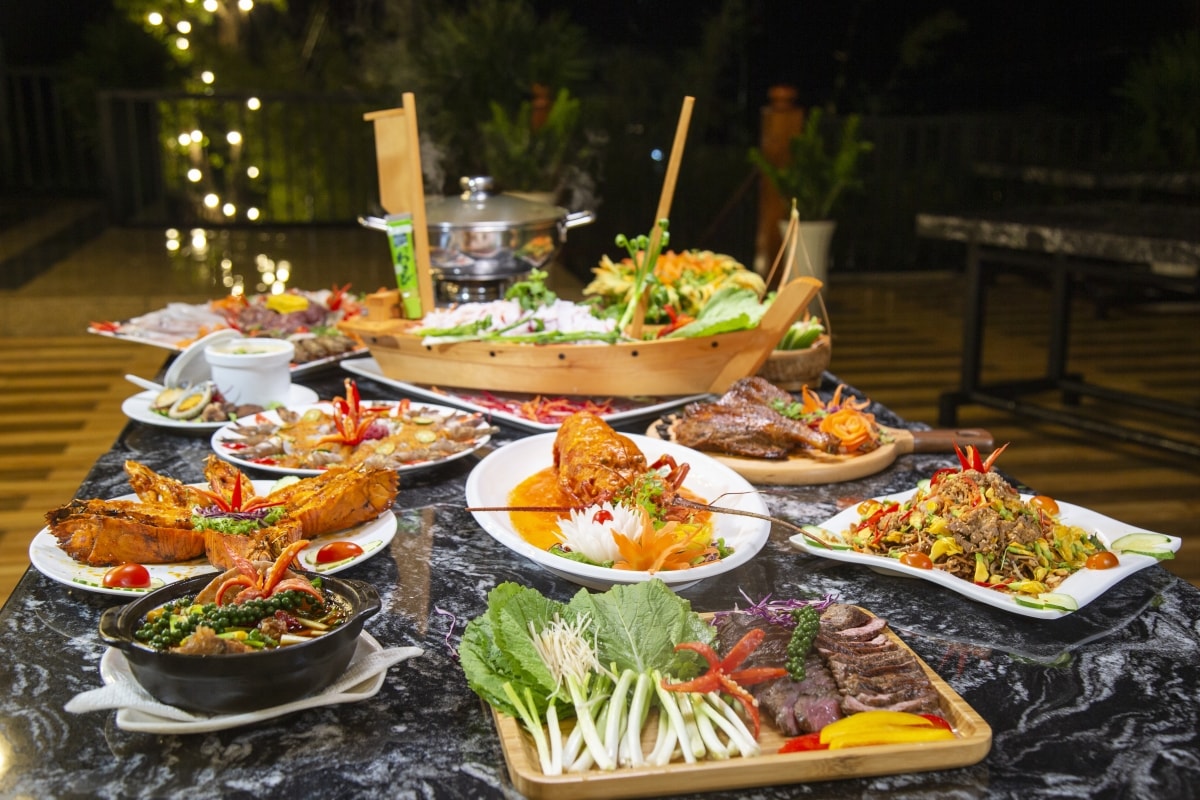 Thực đơn gồm các món hải sản tươi ngon cùng những đặc sản vùng miền khác. Nguồn: Phú Quốc Xanh