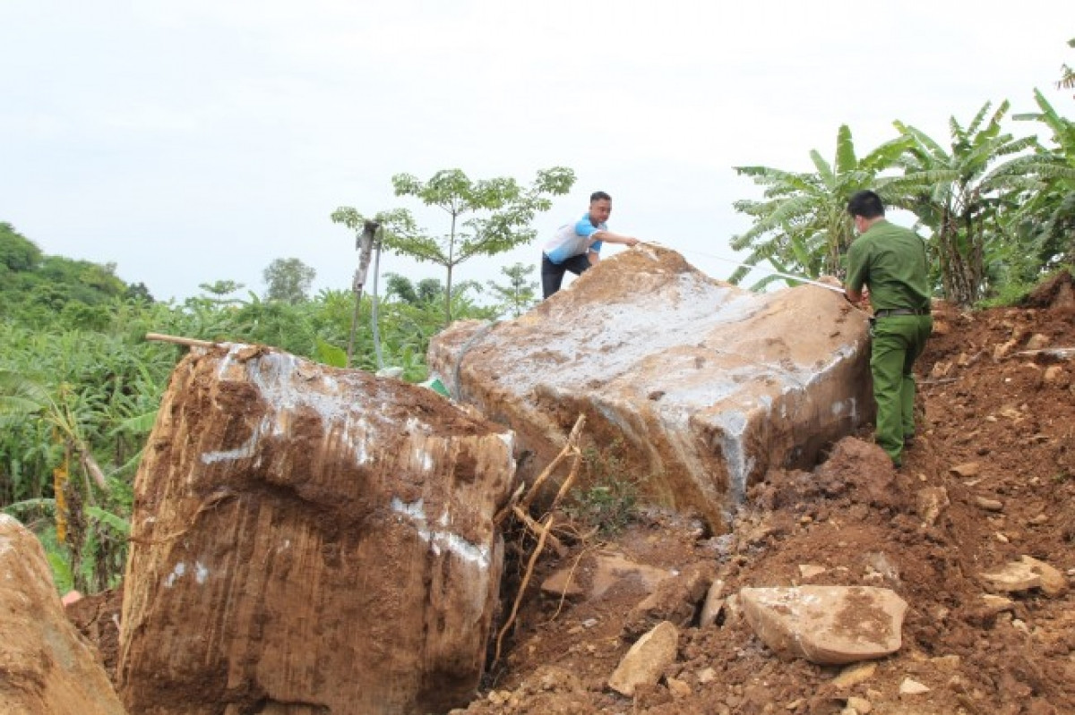 Những khối đá hàng chục tấn được khai thác dang dở tại xã Nghĩa Đức, huyện Nghĩa Đàn (Ảnh Công an Nghệ An).