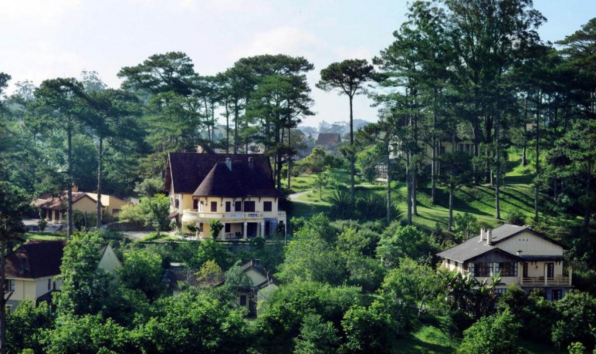 Nhiều khu nghỉ dưỡng ở Đà Lạt nằm giữa thiên nhiên xanh mát. Nguồn: Booking