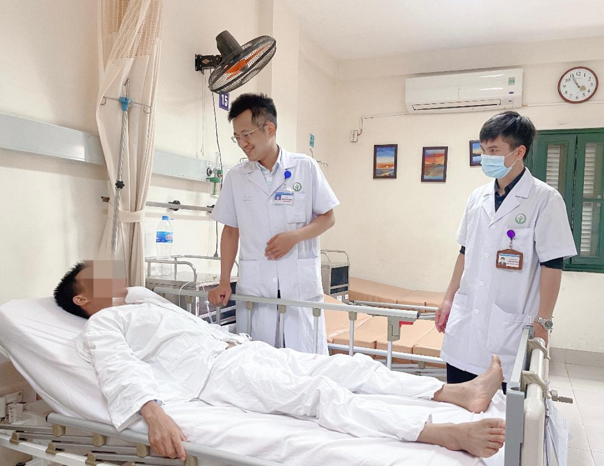 Các bác sĩ Trung tâm Nam học, BV Hữu nghị Việt Đức thăm khám bệnh cho anh N.V.T