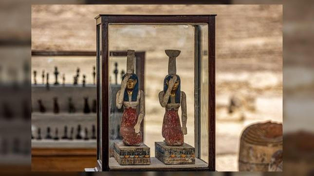 Khai quật được hàng trăm quan tài Ai Cập cổ đại, tượng dát vàng gần Cairo - 2