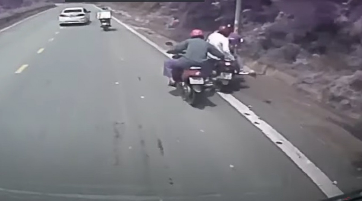 Anh Đinh Văn Chiến dũng cảm kéo xe máy bị mất phanh trên đường đèo Tam Đảo. (Ảnh cắt từ clip).