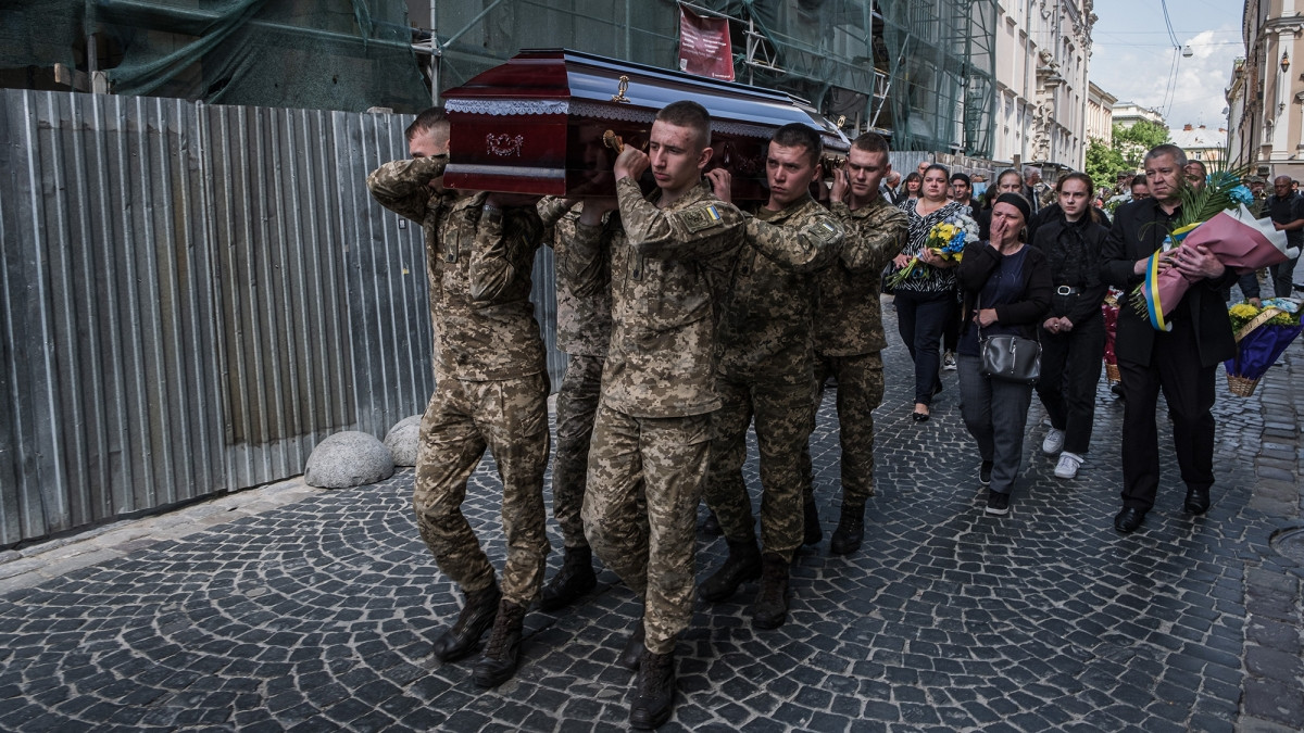 Lễ tang của một binh sỹ Ukraine bị thiệt mạng tại Lviv, Ukraine. Ảnh: Getty