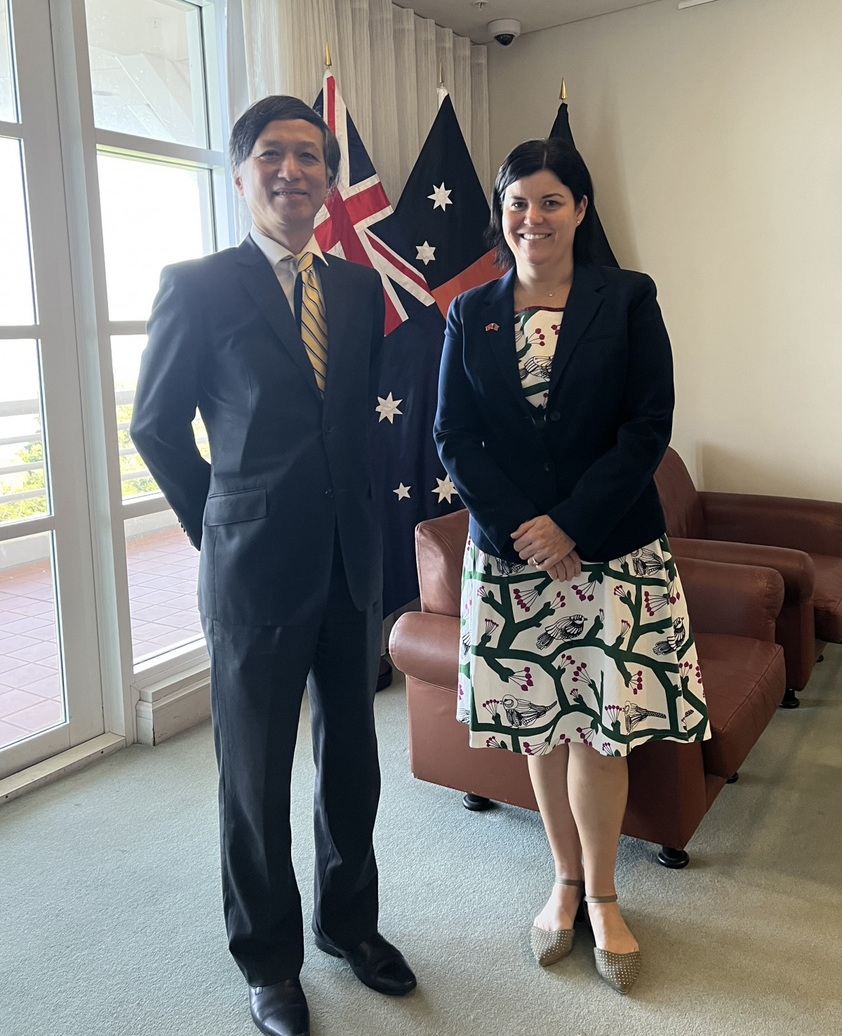 Đại sứ Nguyễn Tất Thành chụp ảnh cùng Thủ hiến Natasha Fyles