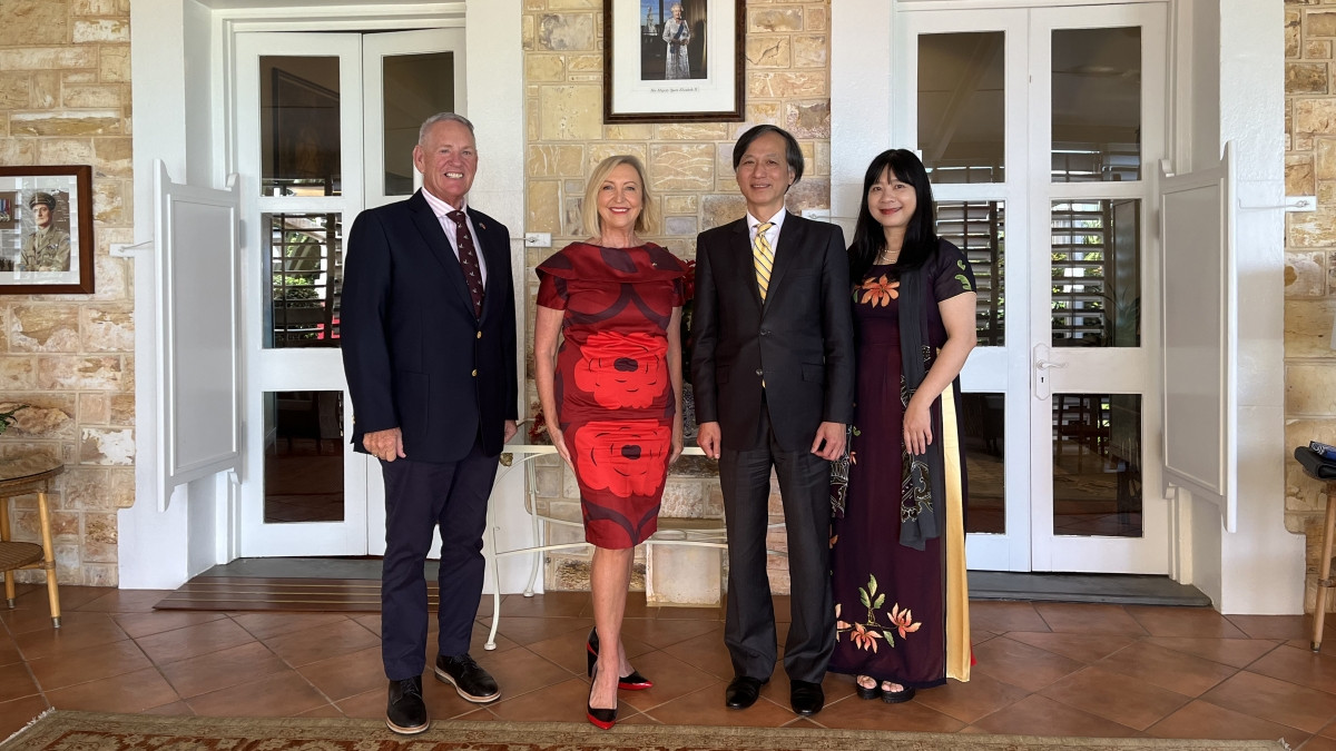 Đại sứ Nguyễn Tất Thành và phu nhân chụp ảnh cùng Thống đốc Bắc Úc Vicki O’Halloran và Phu quân