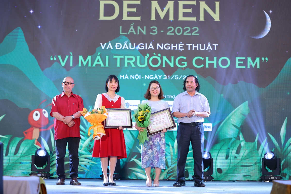 Hoạ sĩ Thành Chương và PGS-TS Ngô Văn Giá trao giải Khát vọng Dế Mèn.