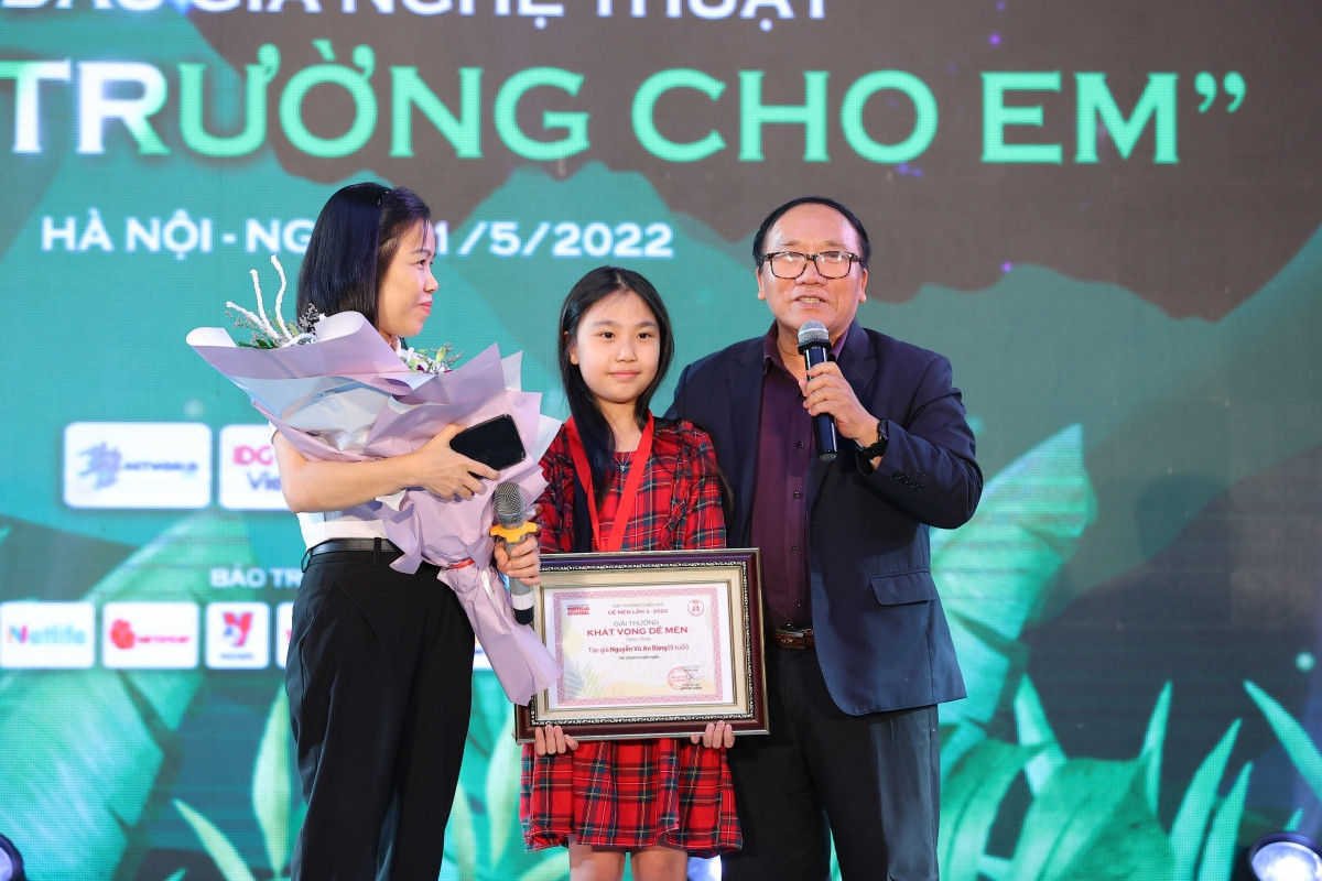 Nguyễn Vũ An Băng, 9 tuổi giành giải Khát vọng Dế Mèn với chùm 4 truyện ngắn.