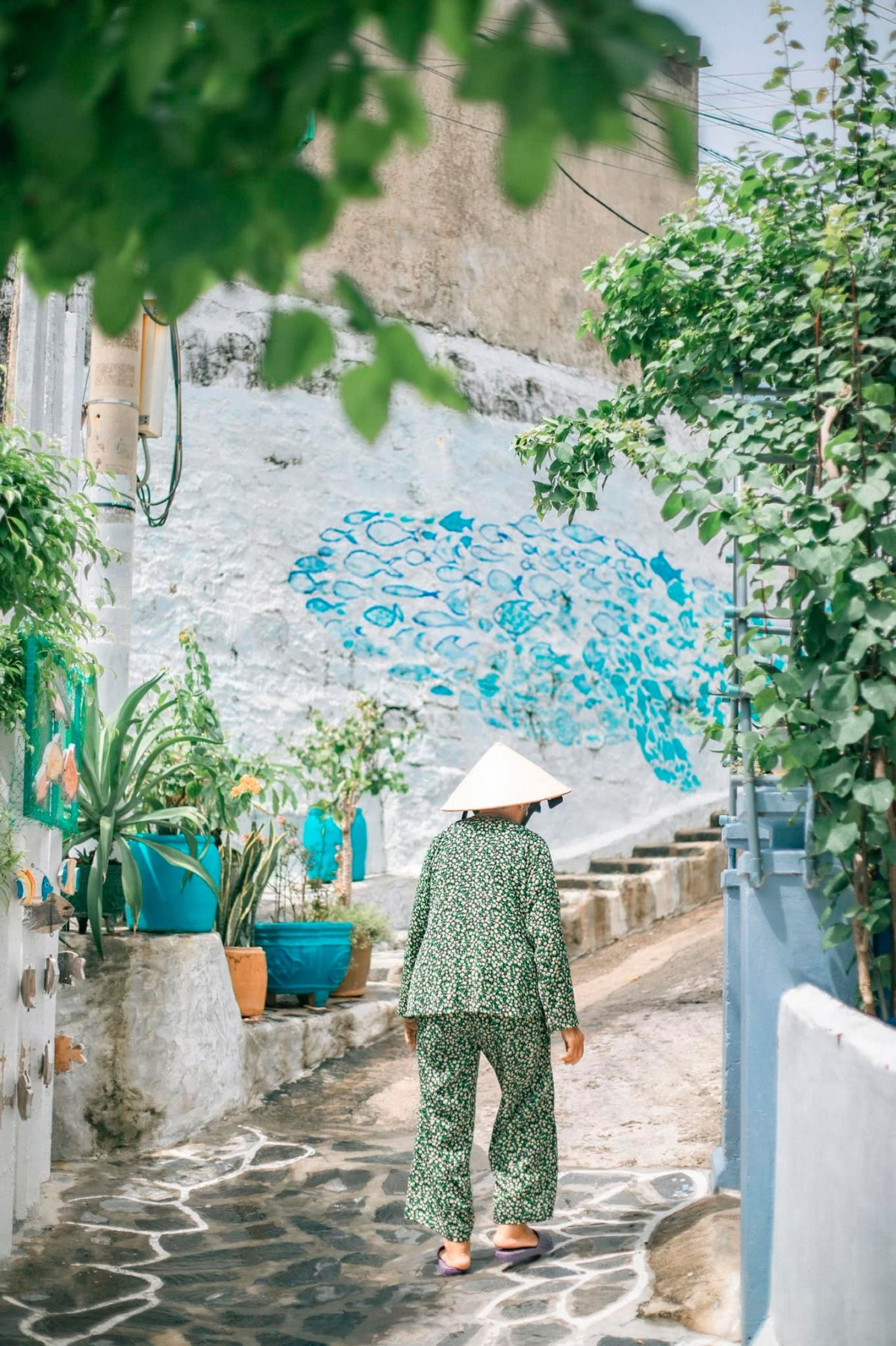 Làng chài Nhơn Lý mang một vẻ đẹp bình dị, đặc biệt các con hẻm ở đây hầu như đều thông ra biển, tạo ra những góc check-in tuyệt vời.